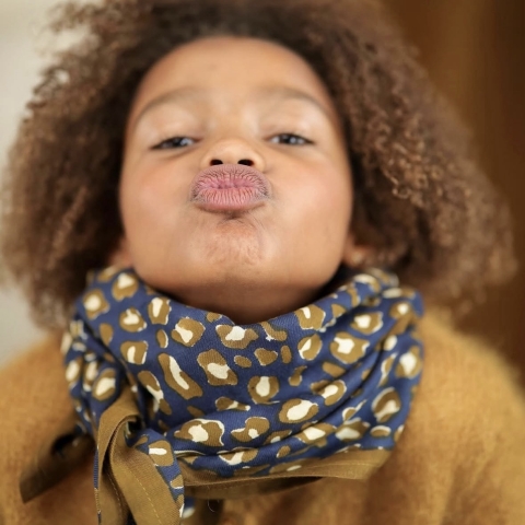 PAÑUELO FLORES leo maxi